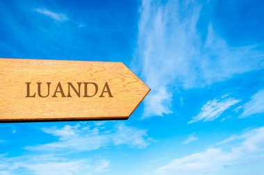 Ahşap ok işareti işaret hedef Luanda, Angola