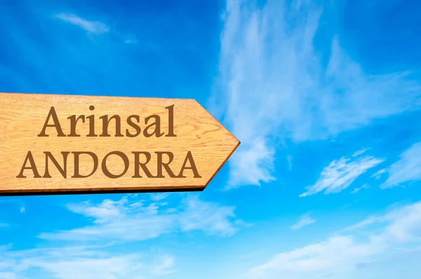 Drewniana strzała znak wskazujący miejsce Arinsal, Andora — Zdjęcie stockowe