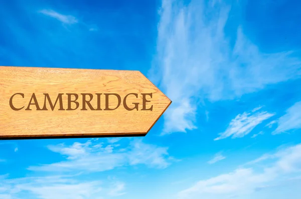 Wooden arrow sign pointing destination CAMBRIDGE, ENGLAND — Stock Photo, Image
