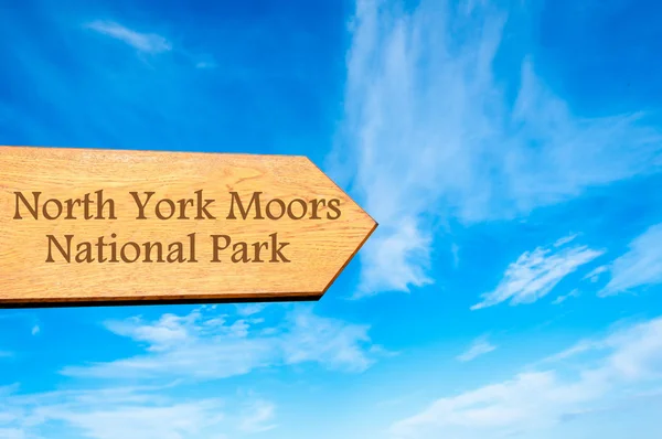 Wooden arrow sign pointing destination NORTH YORK MOORS NATIONAL PARK, ENGLAND — Stock Photo, Image