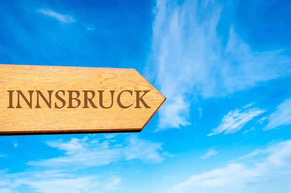 Houten pijl teken wijzen bestemming Innsbruck — Stockfoto