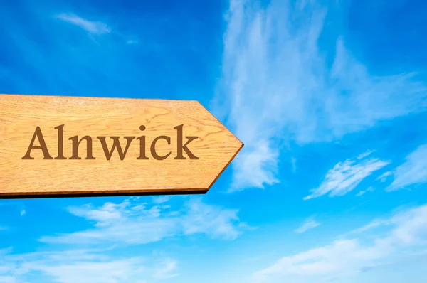 Wooden arrow sign pointing destination ALNWICK, ENGLAND — Stock Photo, Image