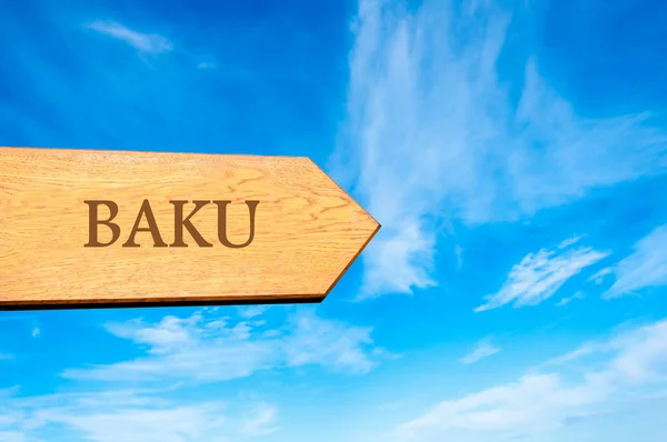 Señal de flecha de madera apuntando destino BAKU — Foto de Stock