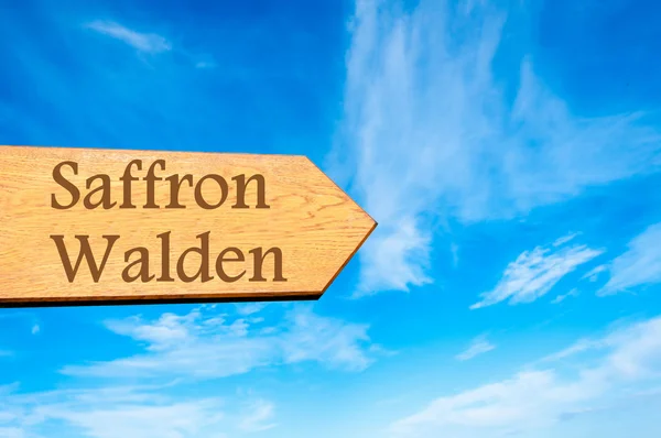 Wooden arrow sign pointing destination SAFFRON WALDEN, ENGLAND — Stock Photo, Image