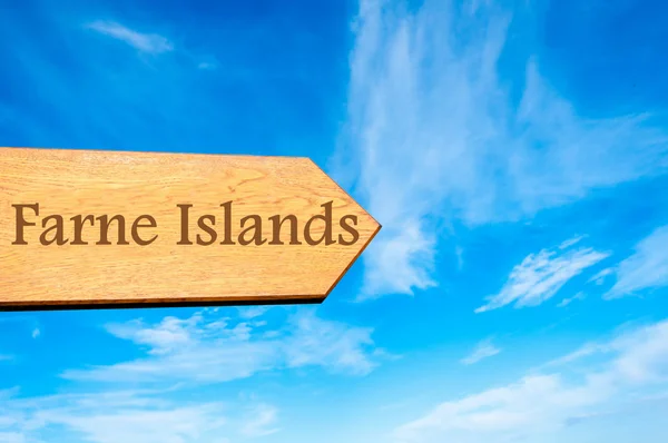 Pfeilschild aus Holz, das das Ziel Farne Islands, England, anzeigt — Stockfoto