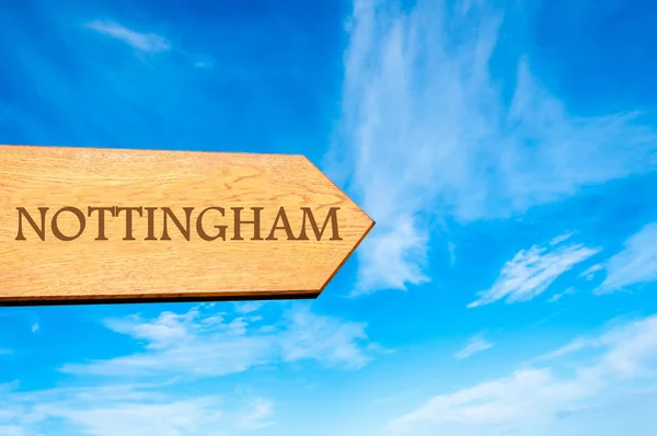 Trä pil skylt som pekar destination Nottingham, England — Stockfoto