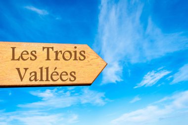 Ahşap ok işareti işaret hedef Les Trois Vallees, Fransa