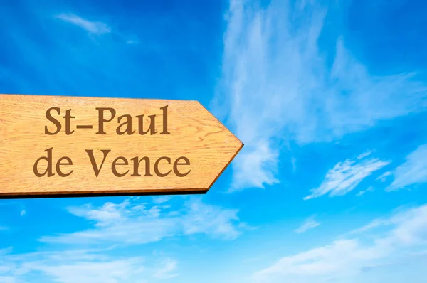 Drewniana strzała znak wskazujący przeznaczenia St-Paul de Vence, Francja — Zdjęcie stockowe