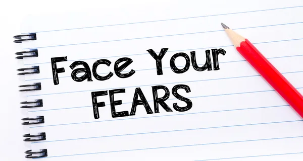Ansikte dina rädslor Text skriven på anteckningsboken sida — Stockfoto