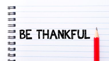 Müteşekkir metin not defteri sayfa üzerinde yazılı