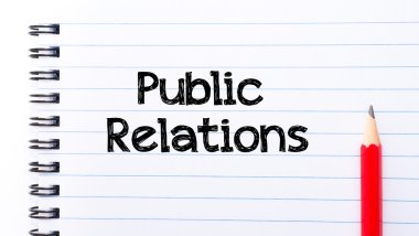 Not defteri sayfa üzerinde yazılı halkla ilişkiler metin