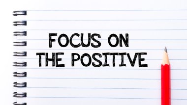 Odak üzerinde olumlu not defteri sayfa üzerinde yazılı metin