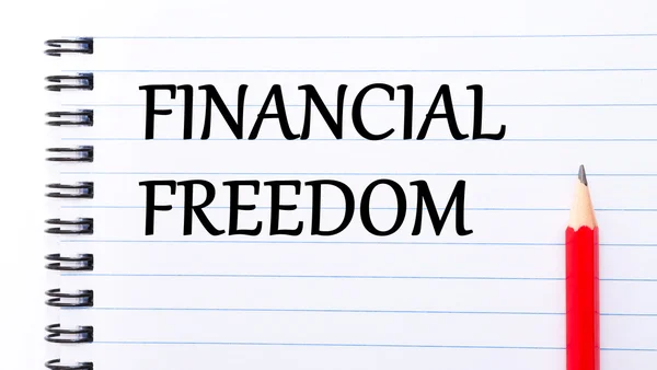Text zur finanziellen Freiheit auf Notizbuchseite geschrieben — Stockfoto
