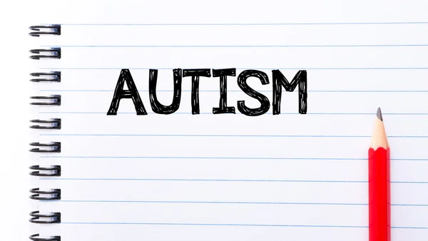 Autismo Texto escrito en la página del cuaderno — Foto de Stock