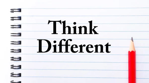 Think Different Texte écrit sur la page du carnet — Photo