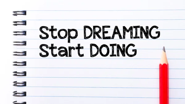 Arrêter de rêver Commencer à faire Texte écrit sur la page du carnet — Photo