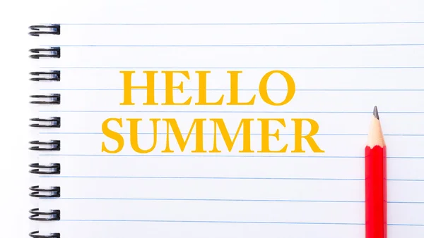Hello Summer Text skrevet på notatbok-siden – stockfoto