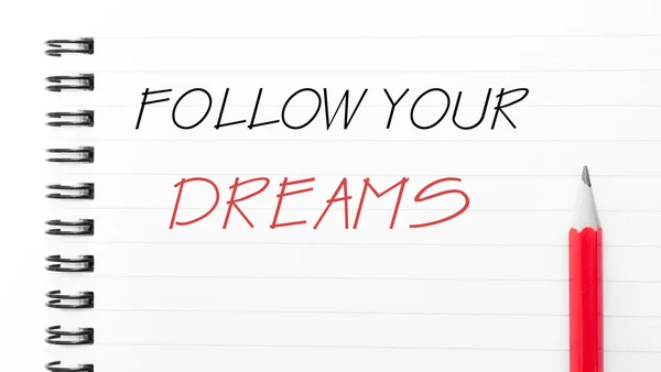 Siga seus sonhos escritos na página do caderno — Fotografia de Stock