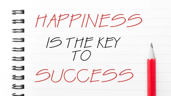 Счастье - ключ к успеху, написанный на странице ноутбука — стоковое фото