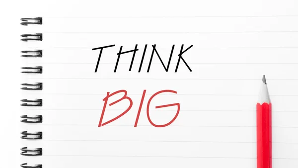 Think Big, написанная на странице тетради — стоковое фото