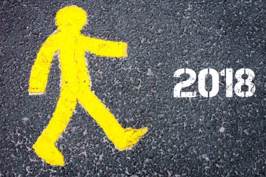Yıl 2018 doğru yürürken sarı yaya şekil