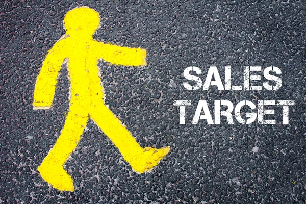 Gelbe Fußgängerfigur läuft auf Verkaufsziel zu — Stockfoto