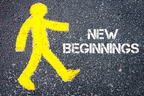 Figura de pedestre caminhando em direção a novos começos — Fotografia de Stock