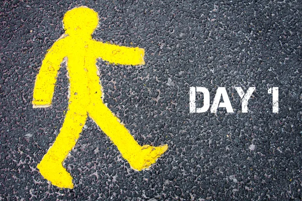 Doğru bir gün yürürken sarı yaya şekil — Stok fotoğraf