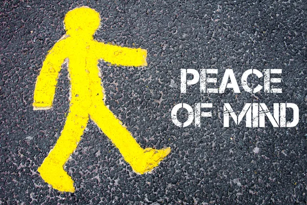 Gele voetgangers figuur, lopen naar vrede Of Mind — Stockfoto