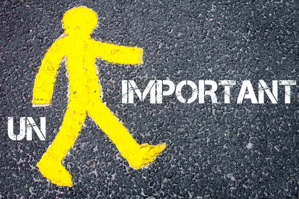 Figura peatonal amarilla caminando hacia IMPORTANTE —  Fotos de Stock