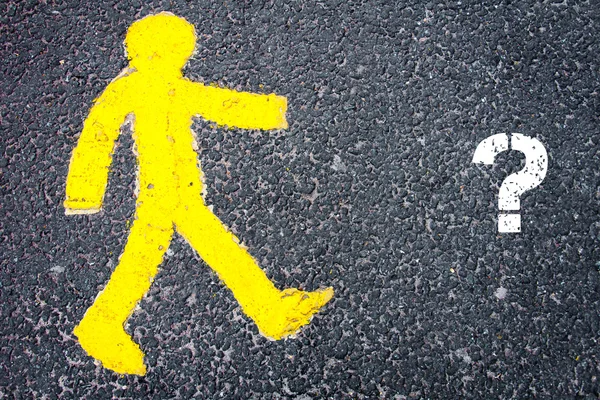 Figure piétonne jaune marchant vers le point d'interrogation — Photo