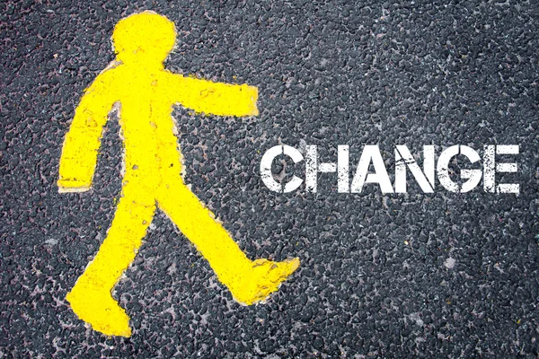 Žlutá pěší postava chůzi směrem k změně — Stock fotografie