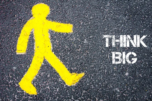 Figura peatonal amarilla caminando hacia THINK BIG —  Fotos de Stock