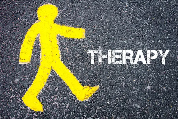 Figura peatonal amarilla caminando hacia TERAPIA — Foto de Stock