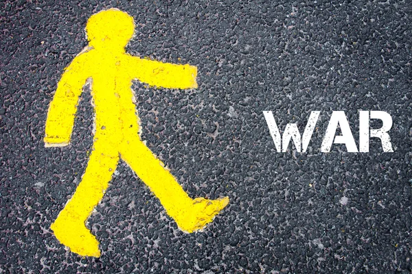 Savaş doğru yürürken sarı yaya şekil — Stok fotoğraf