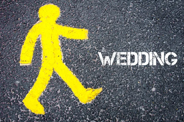 Gelbe Fußgängerfigur geht auf Hochzeit zu — Stockfoto