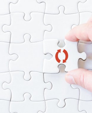 Bir daire içinde rotasyon oklarla bulmaca parçası