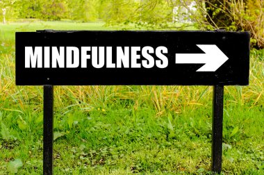 Yönlü siyah metal tabelada yazılı mindfulness