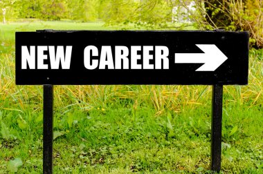 Yeni kariyer yön siyah metal tabelada yazılı