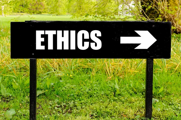 ETHICS написано на направленном блэк-металлическом знаке — стоковое фото