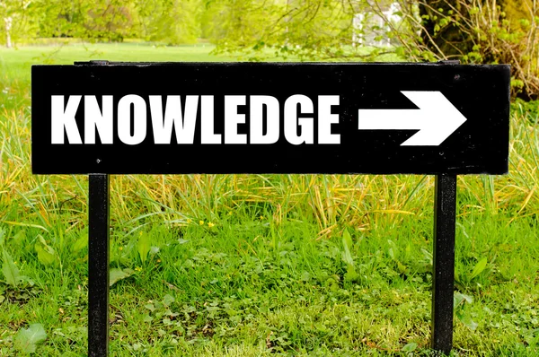 KNOWLEDGE ditulis pada directional black metal sign — Stok Foto