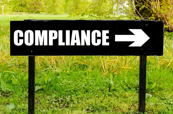 COMPLIANCE ditulis pada direct black metal sign — Stok Foto