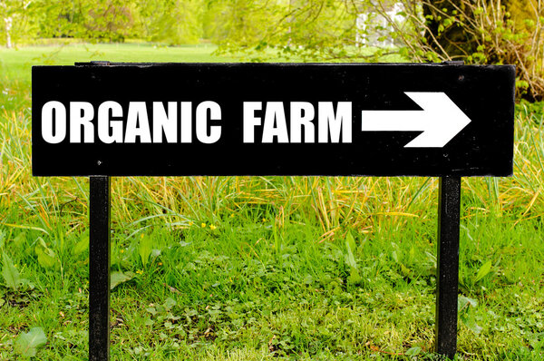 ORGANIC FARM написано на направленном блэк-металлическом знаке
