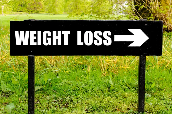 WEIGHT LOSS ditulis pada directional black metal sign — Stok Foto