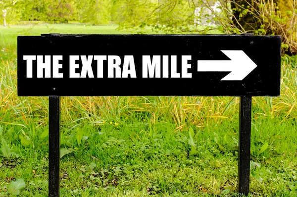 Extra Mile napsáno na směrové cedule černá — Stock fotografie
