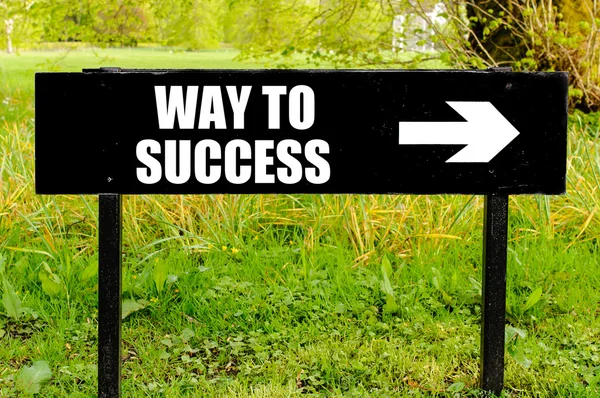 WAY TO SUCCESS written on directional black metal sign — Stock Photo, Image