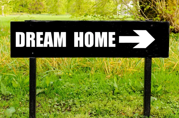 DREAM HOME écrit sur un panneau directionnel en métal noir — Photo