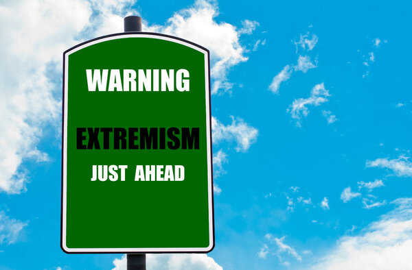 Предупреждение EXTREMISM Just Ahead написано на дорожном знаке
