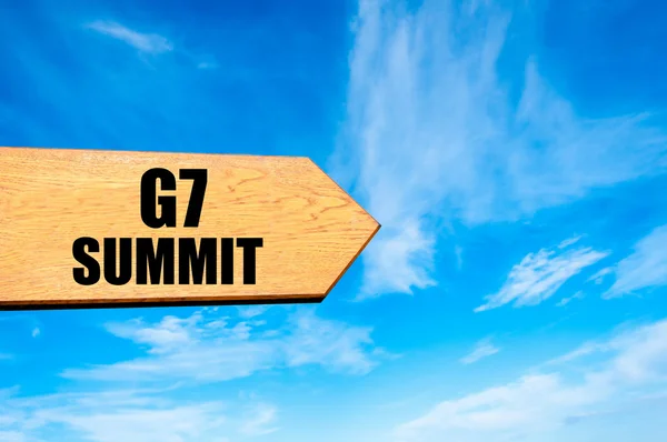 Segnale freccia in legno destinazione G7 SUMMIT — Foto Stock