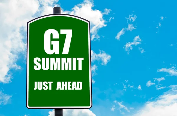 G7 峰会就在前面写在绿色道路标志 — 图库照片
